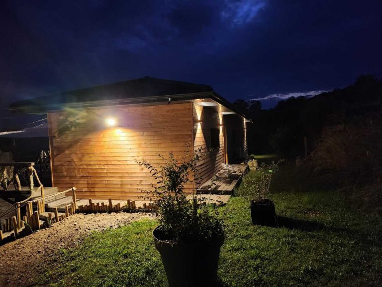 Maison container avec bardage bois, modèle Jade, vue arrière de nuit