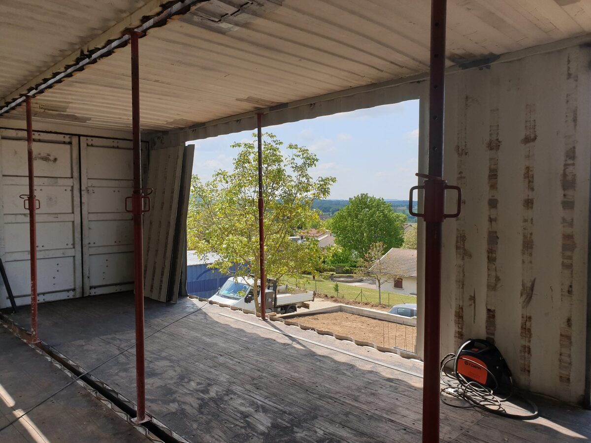 Découpe et transformation du container sur chantier