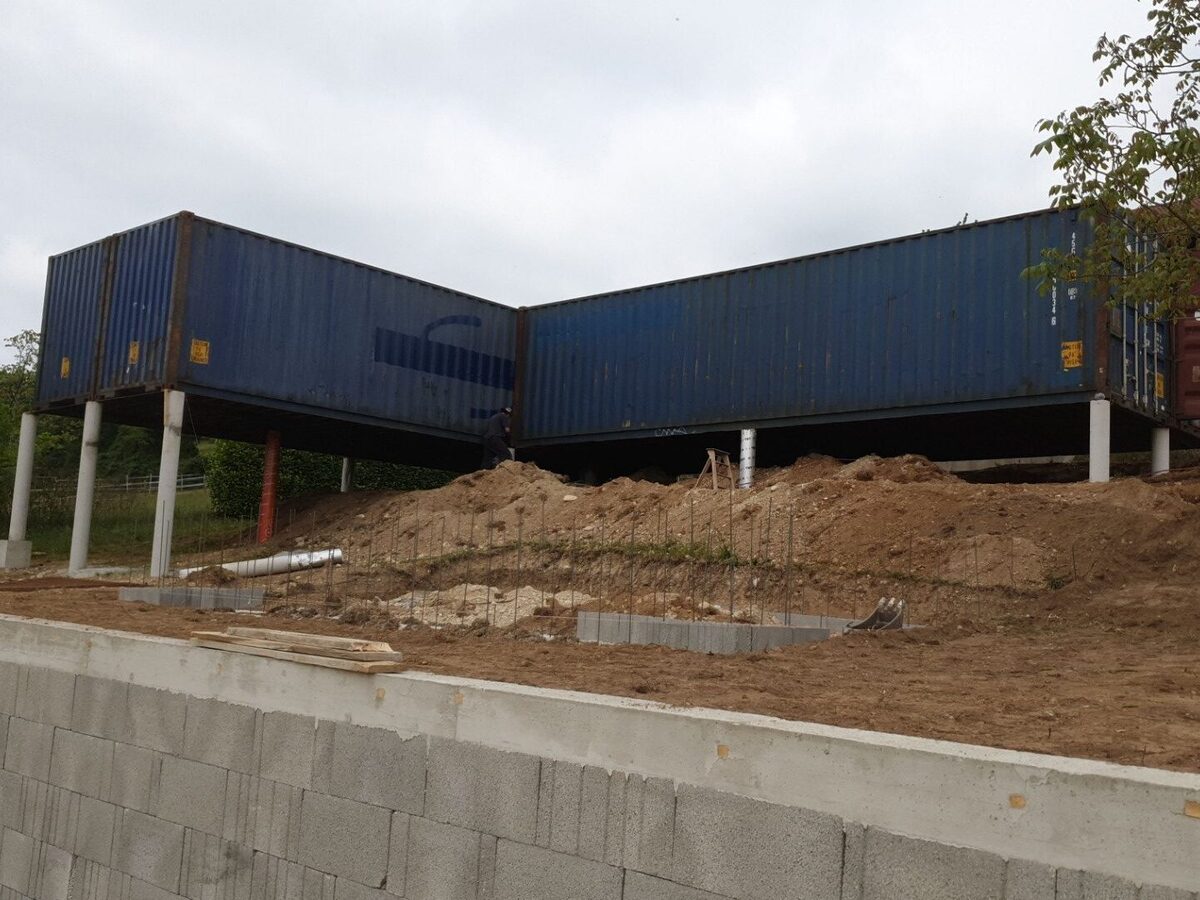 Pose et mise en place des containers pour une maison container